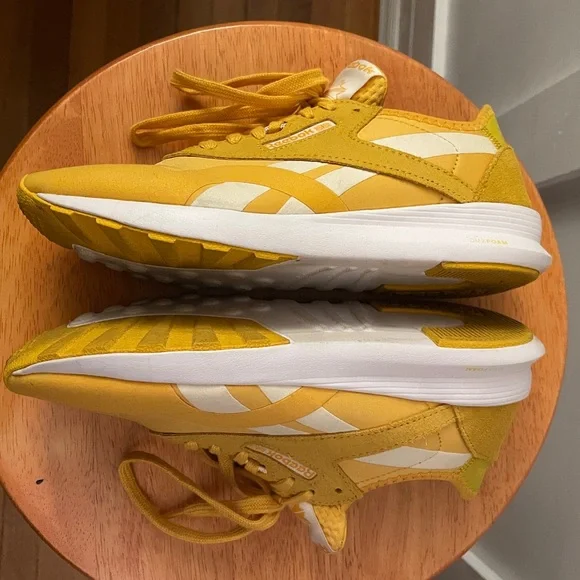 REEBOK // Golden Yellow Athletic Shoes Sneakers women 8.5 - Picture 2 of 10